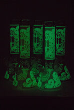 Load image into Gallery viewer, 14&quot; Infyniti Skull Glow in the dark 7 mm glass bong_7
